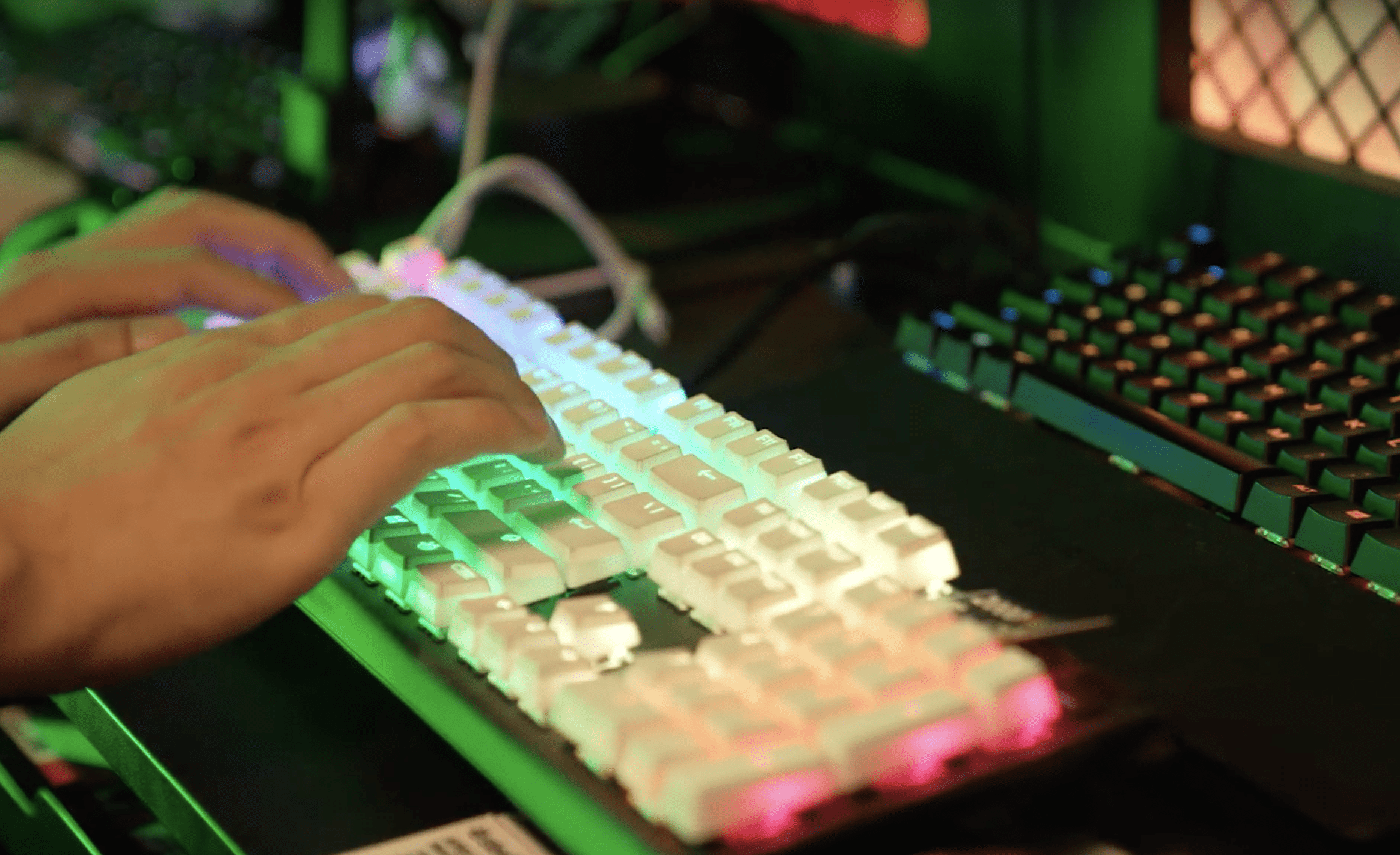 双手在色彩缤纷的键盘上打字