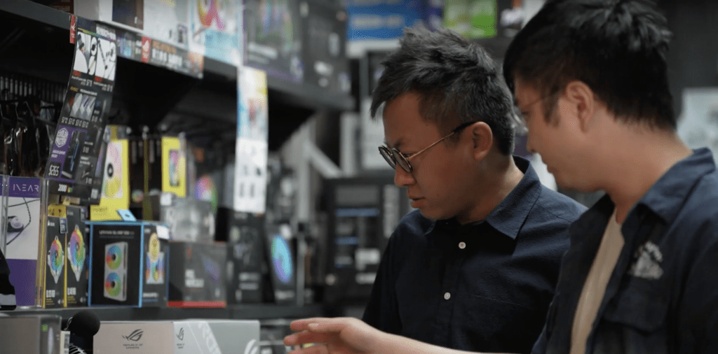 两个人正在检查电子设备的某些组件。