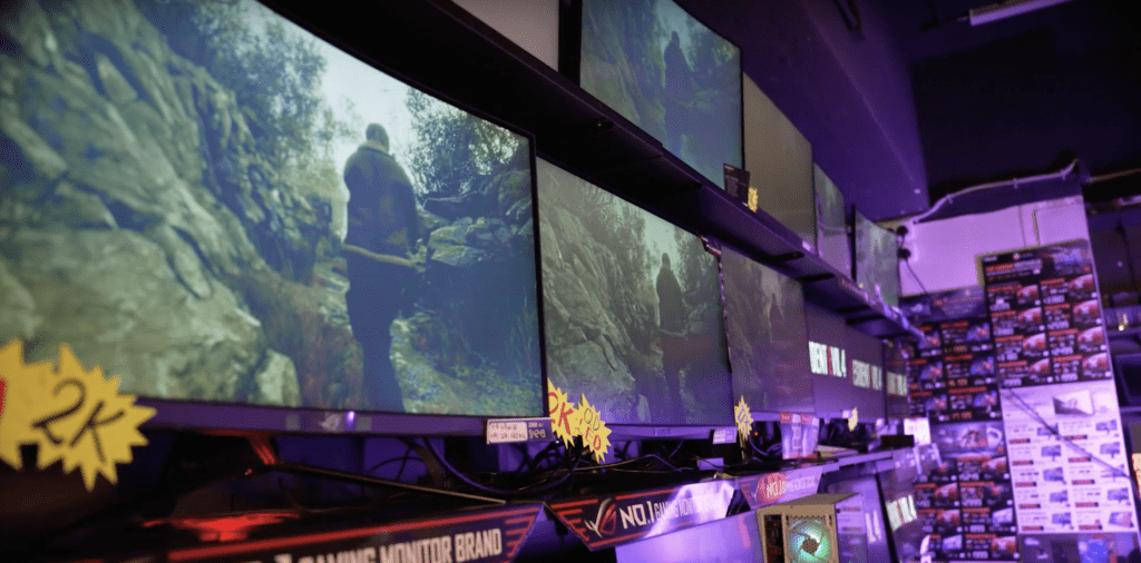 商店裡展示的多個螢幕