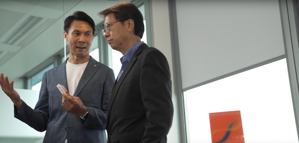 两个人正在交谈