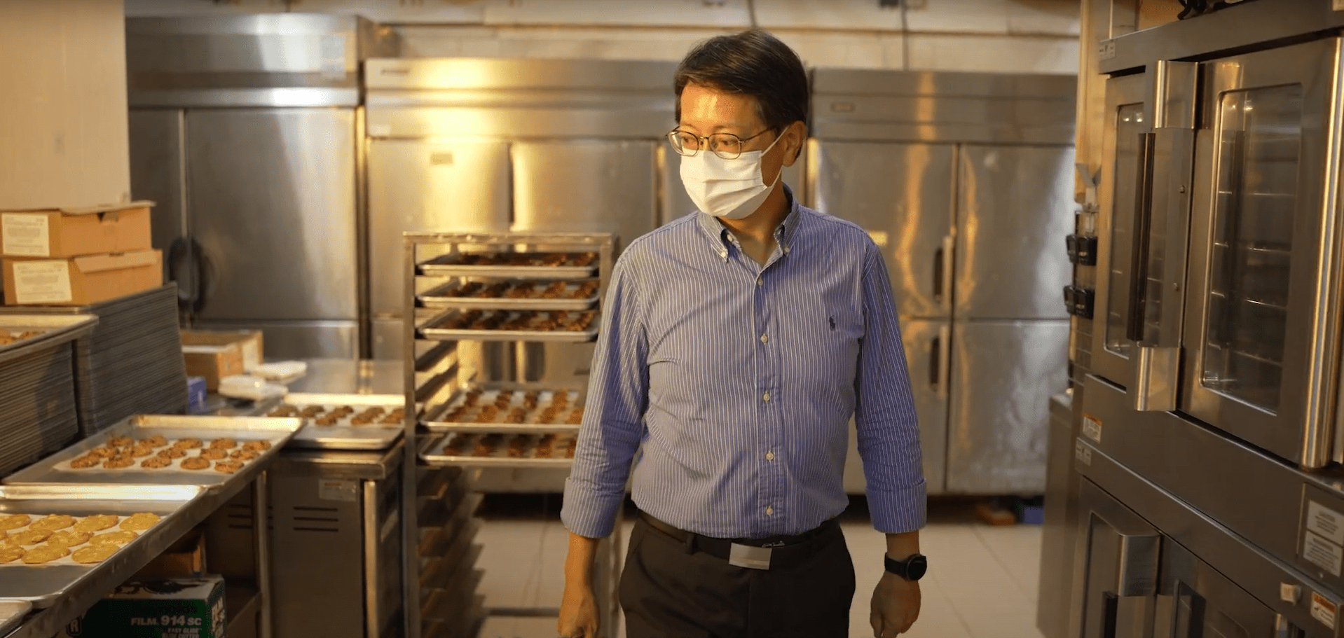 RVC 企業的代表在廚房裡