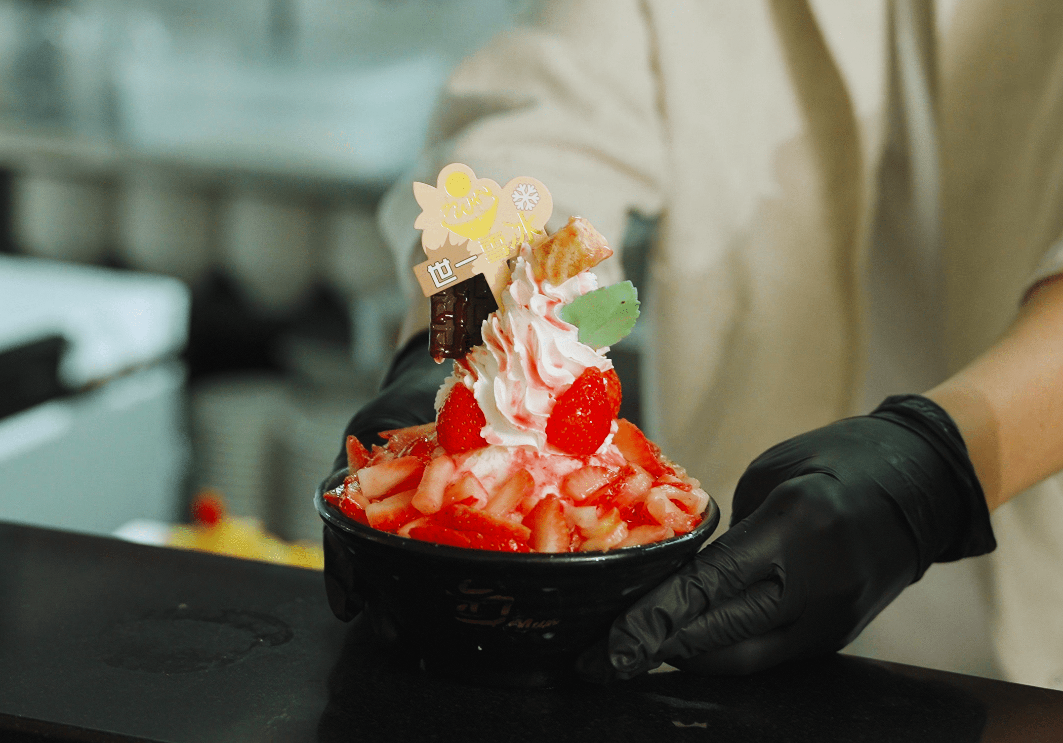 咖啡館裡的甜點正在製作中